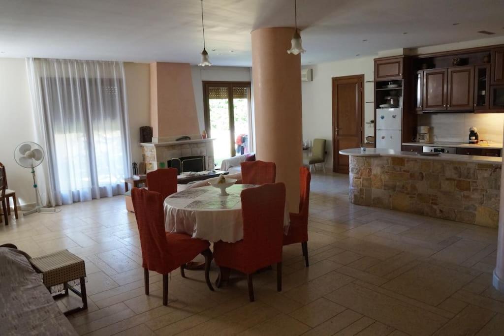 Apartment With A Garden, Bbq, Swimming Pool And Jacuzzi Dhráfi Exterior foto